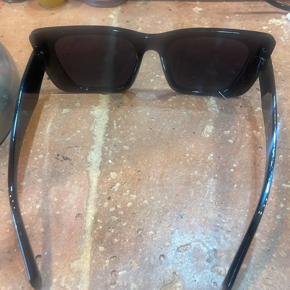 Black oversized retro cat eye sunglasses